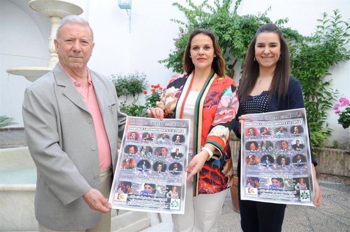 La delegada de Participación Ciudadana, Aurora Barbero (centro), 