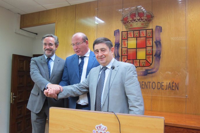 López, Márquez y Reyes se dan la mano tras el acuerdo sobre el tranvía de Jaén.