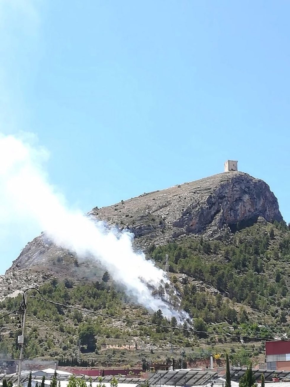 Las llamas a los pies del Castell de Cocentaina