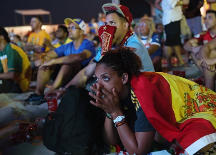 Aficionados del fútbol viendo el Mundial de Brasil