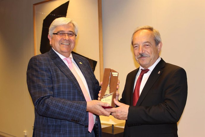 El alcalde Wenceslao López recibe en 2016 la Escoba de Platino