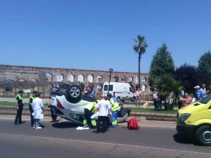 Vehículo volcado tras el accidente de tráfico en Mérida