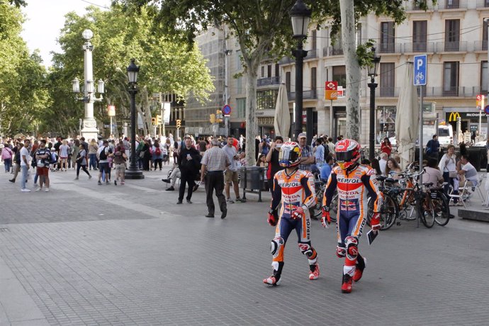 Márquez y Pedrosa pasean por las calles de Barcelona