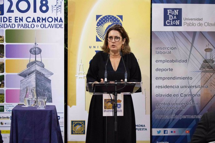 La periodista Montserrat Domínguez, en los cursos de verano de la UPO