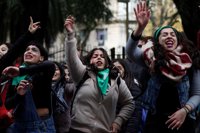 Miles de personas se manifiestan frente al Congreso de Argentina durante el debate sobre la legalización del aborto