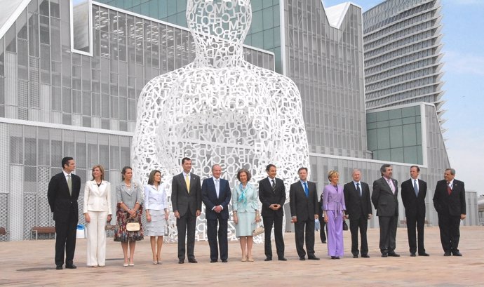 La Familia Real, junto a otras autoridades en su visita a la Expo 2008