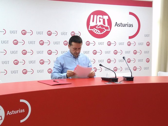 El secretario general de UGT Asturias Javier Fernández Lanero en rueda de prensa