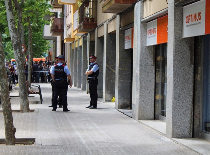 Mossos davant el pis del detingut (arxiu)