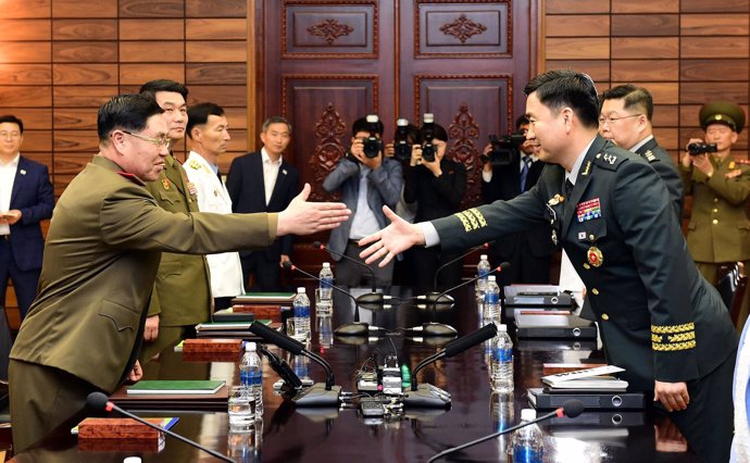 El general surcoreano Kim Do Gyun saluda al general norcoreano An Ik San