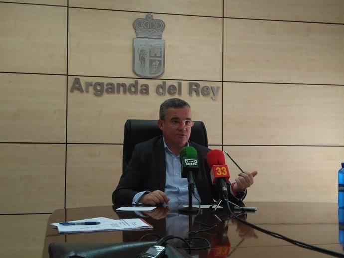 Guillermo Hita atiende a los medios de comunicación