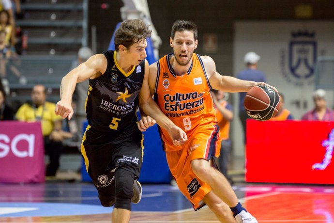 Van Rossom (Valencia Basket) Nico Richotti (Iberostar Tenerife)