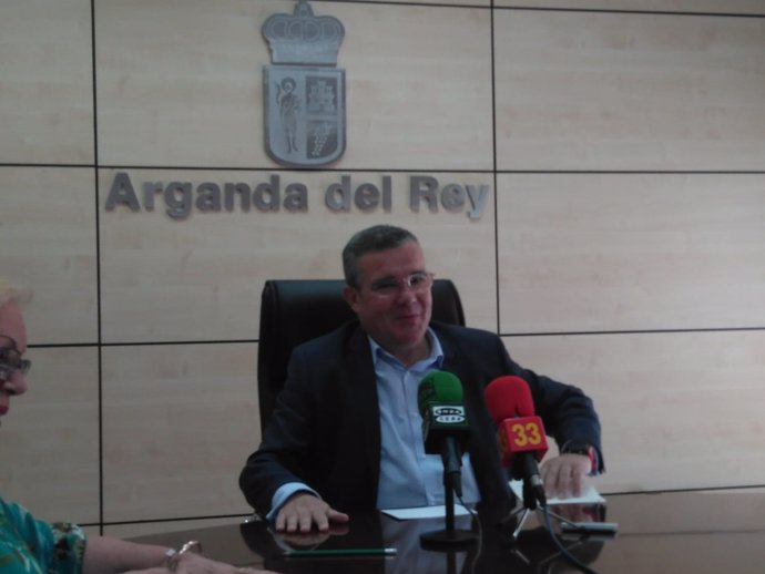 El alcalde de Arganda, Guillermo Hita, atiende a los medios