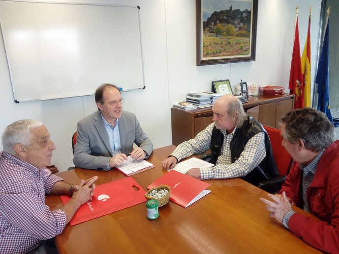 Luis Gabilondo firma el convenio con miembros de ADONA