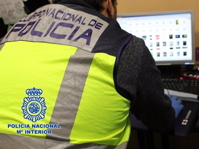 Agente de la Policía Nacional, en tareas de investigación informática