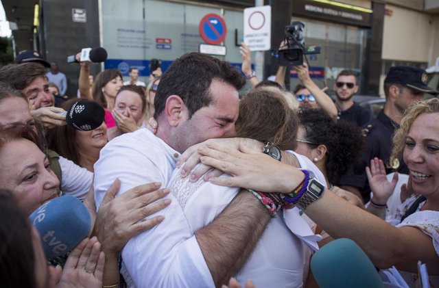 F.J.M, acusado del doble crimen de Almonte, sale absuelto y abraza a su madre. 