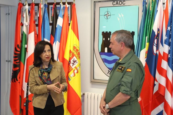 La ministra de Defensa, Margarita Robles, durante una visita al CAOC