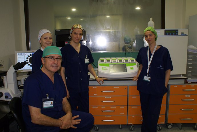 El doctor Díaz y su equipo, en el laboratorio de fertilidad       