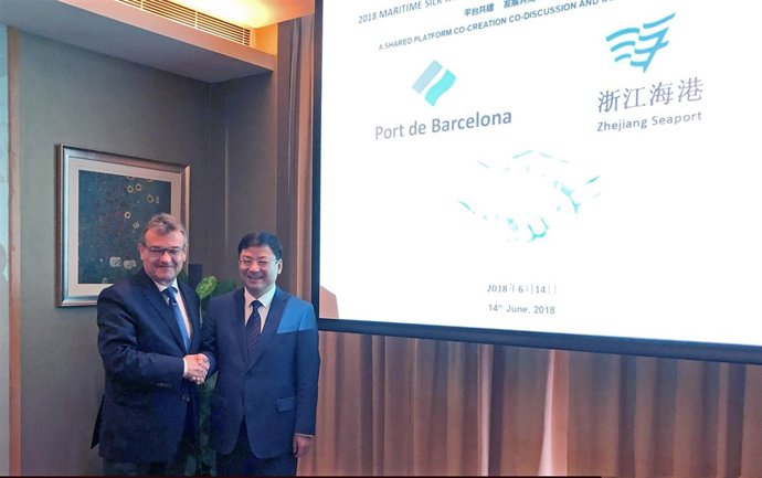 Santiago Garcia-Milà (Port de Barcelona) y Ni Chenggang (Zhejiang Sea Port Group
