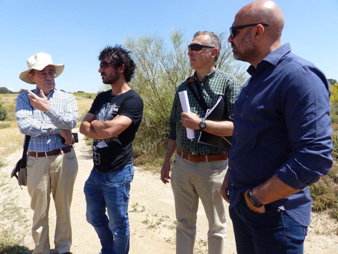 García Molina visita la ubicación del futuro parque Puy du Fou