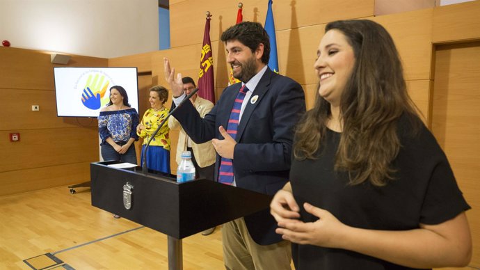 López Miras preside el acto con motivo del Día Nacional de Lenguas de Signos