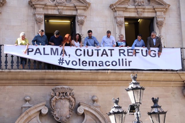 Cort cuelga en su fachada una pancarta con el lema 'Palma, ciutat refugi' con motivo de la acogida del 'Aquarius'