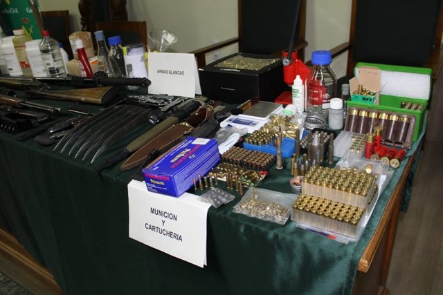 Parte del arsenal de armas en una vivienda de Garrapinillos.