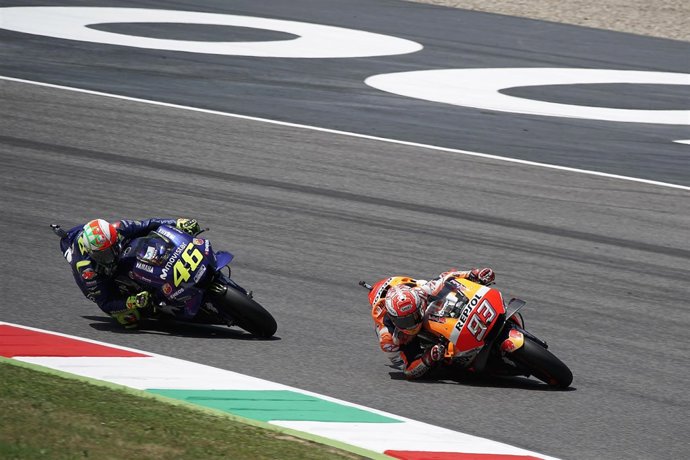 Valentino Rossi por detrás de Marc Márquez en el GP de Italia