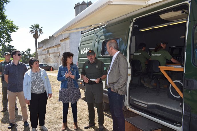 La consellera d'Agricultura, Teresa Jordà, amb els Agents Rurals a la seva seu 