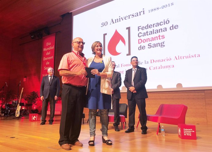 La consellera Alba Vergés entrega un reconocimiento a un donante
