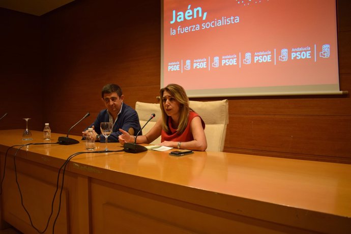Susana Díaz, con Francisco Reyes, en la reunión con miembros del PSOE de Jaén.