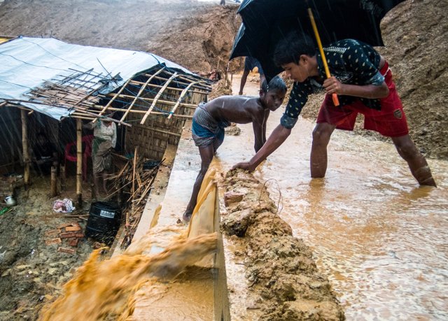 Campo de refugiados rohingya en Bangladesh inundado por el monzón