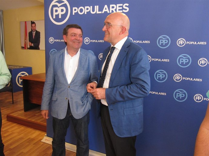 Jesús Julio Carnero, junto a Luis Miguel González Gago      