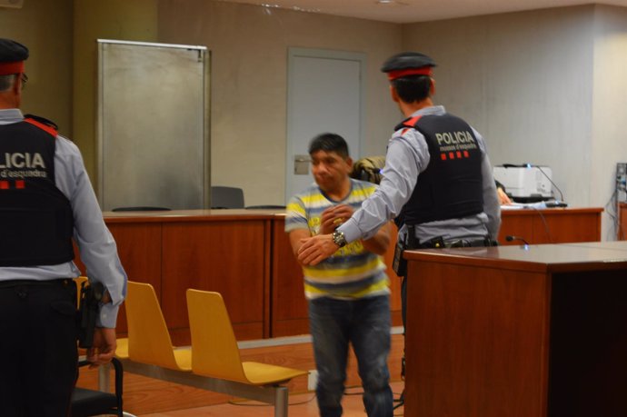 El acusado de abusar de dos hijas en Lleida, en el juicio