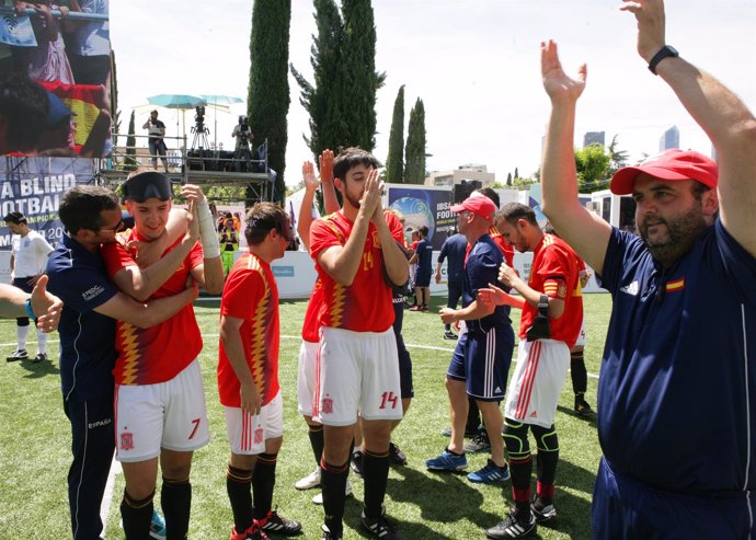 La selección española de fútbol para ciegos celebra su victoria