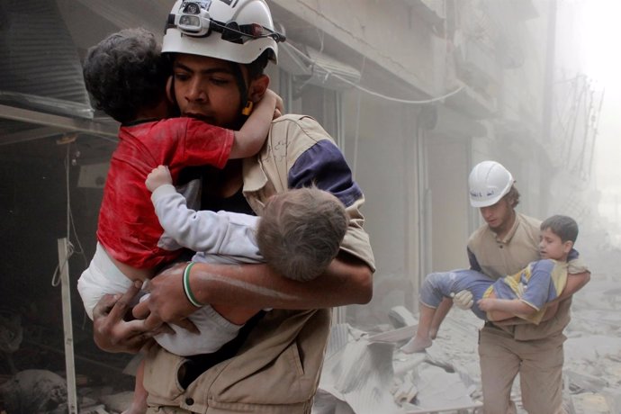 Cascos blancos con niños rescatados tras bombardeo en Alepo 