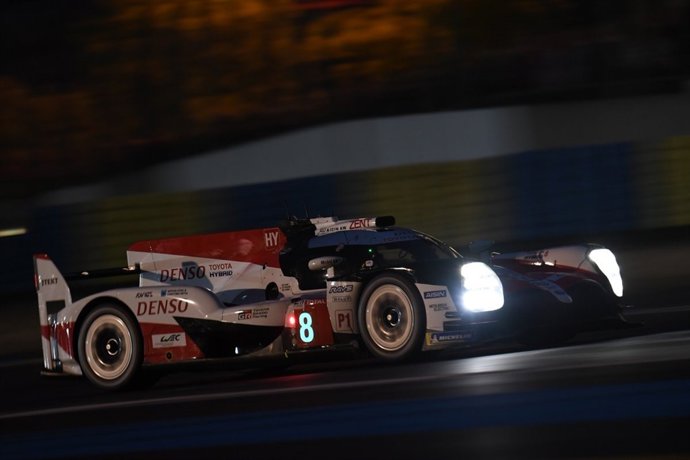 Fernando Alonso prueba la lluvia de noche con la pole en Le Mans