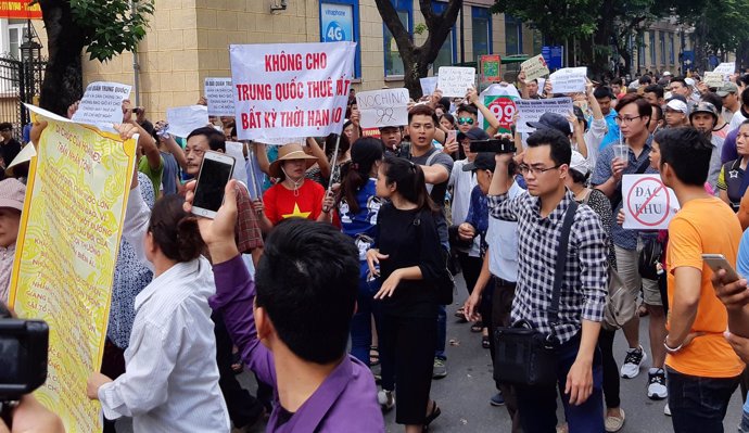 Manifestantes vietnamitas en Hanói.