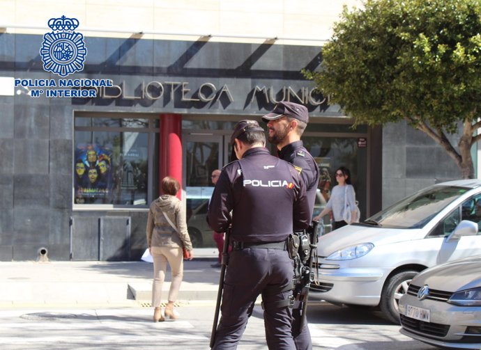 Agentes de la policía nacional en Balerma