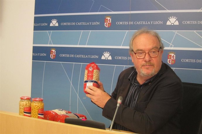 Martín enseña algunos de los productos de la promoción 15/6/2018              