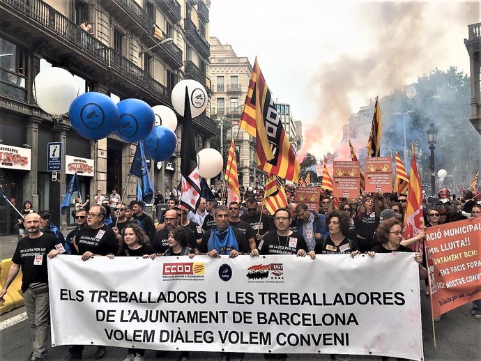 Manifestación de empleados del Ayuntamiento de Barcelona por el convenio laboral