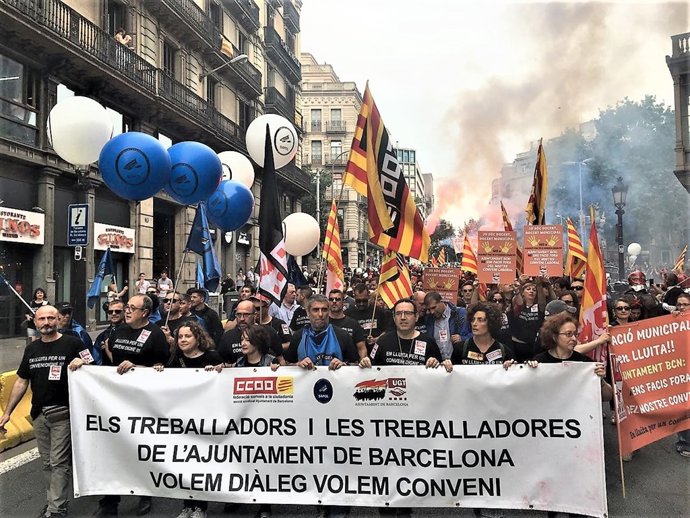 Manifestació de treballadors de l'Ajuntament de Barcelona pel conveni laboral