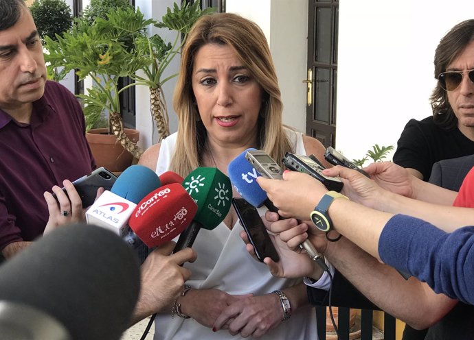 Susana Díaz atiende a los periodista este miércoles en Sevilla