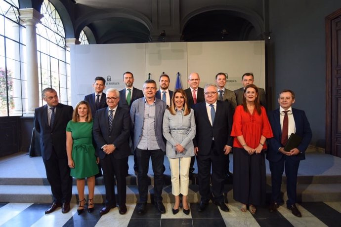 Firma de convenio entre la Junta de Andalucía y el sector de la estiba