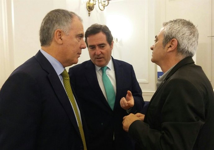 Vidal de la Peña (CEOE), Garamendi (Cepyme) y Carlos Sánchez (CCOO)