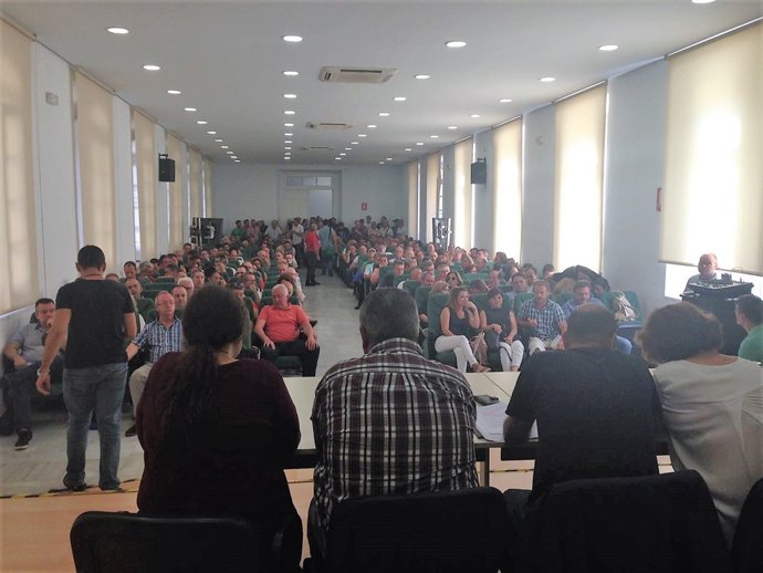Asamblea de trabajadores de hostelería en malaga para evitar la huelga 2018 vera