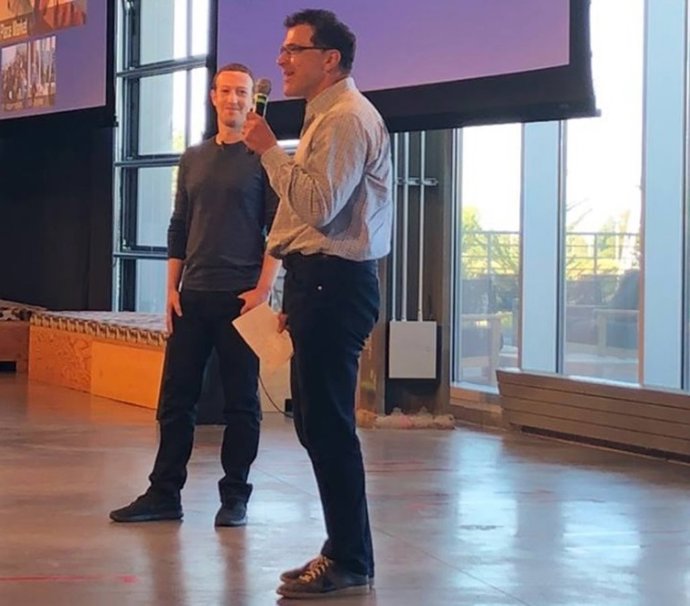 Elliot Schrage junto a Mark Zuckerberg en una presentación de Facebook