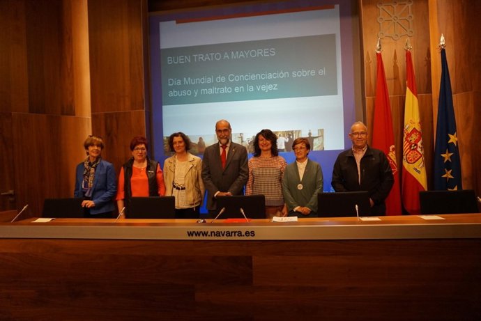 Domínguez con representantes de las asociaciones colaboradoras en el Decálogo