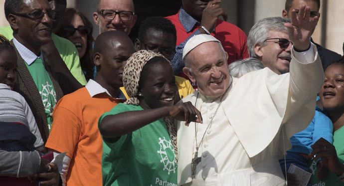 El Papa Francisco junto a hombres y mujeres migrantes