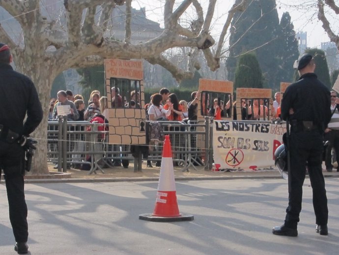 Funcionarios De Prisiones Protestan Ante El Parlament