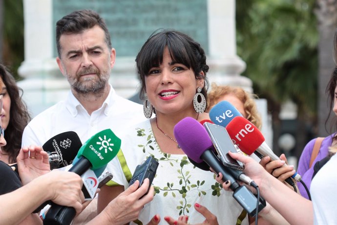 Teresa Rodríguez, este lunes, atendiendo a los periodistas